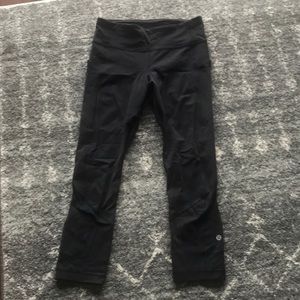 Black Lululemon 7/8 leggings with side pockets